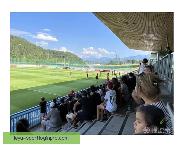 约4000名米兰球迷周六前往训练基地为球队加油助威超出预期人数