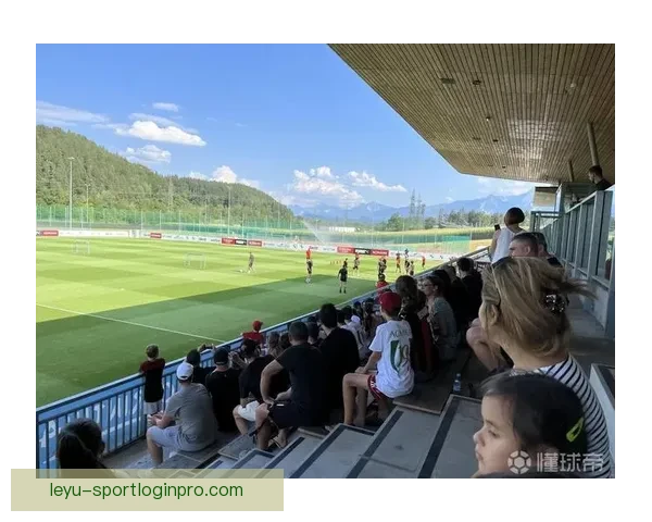 约4000名米兰球迷周六前往训练基地为球队加油助威超出预期人数